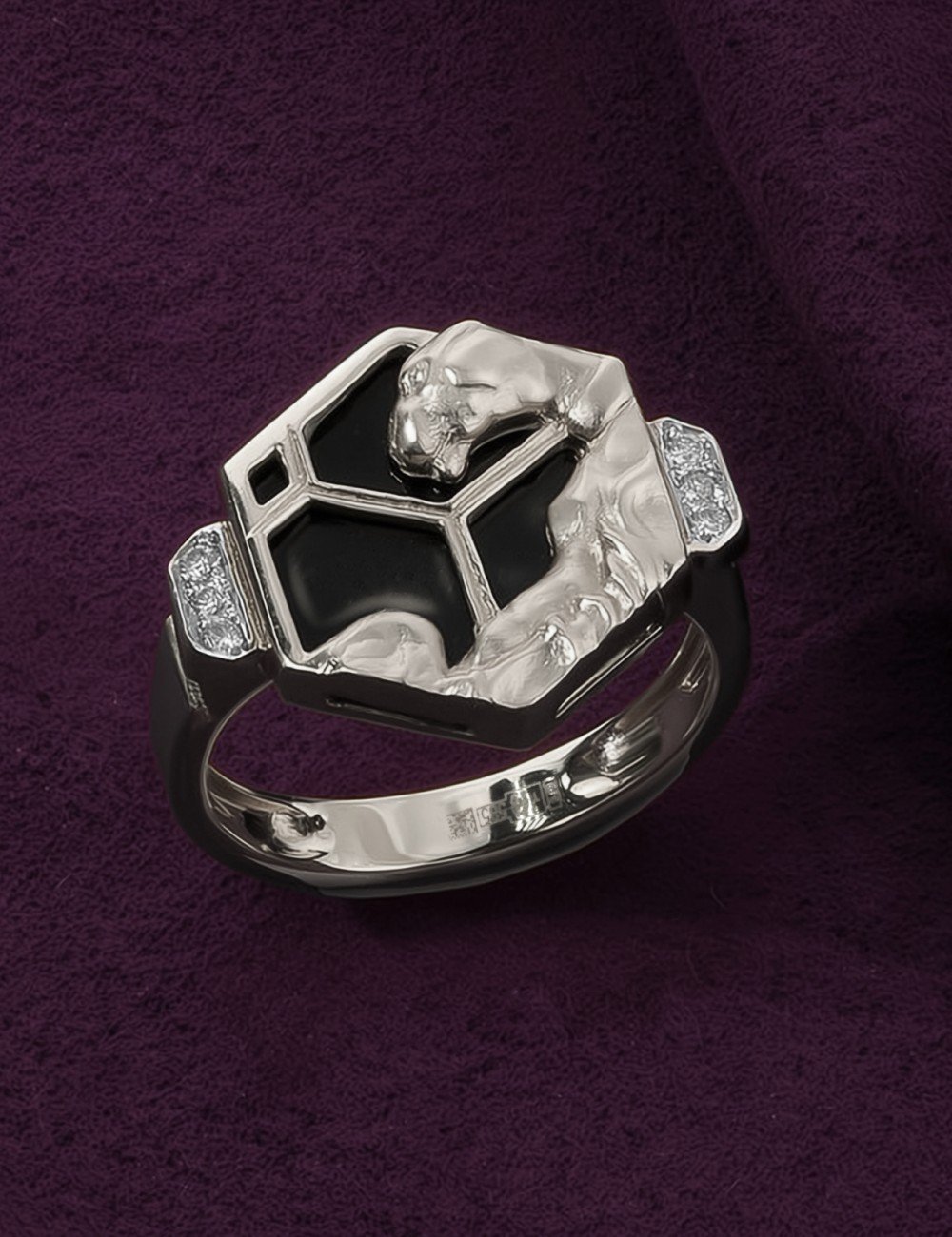 Кольцо из белого золота c бриллиантами и ониксом