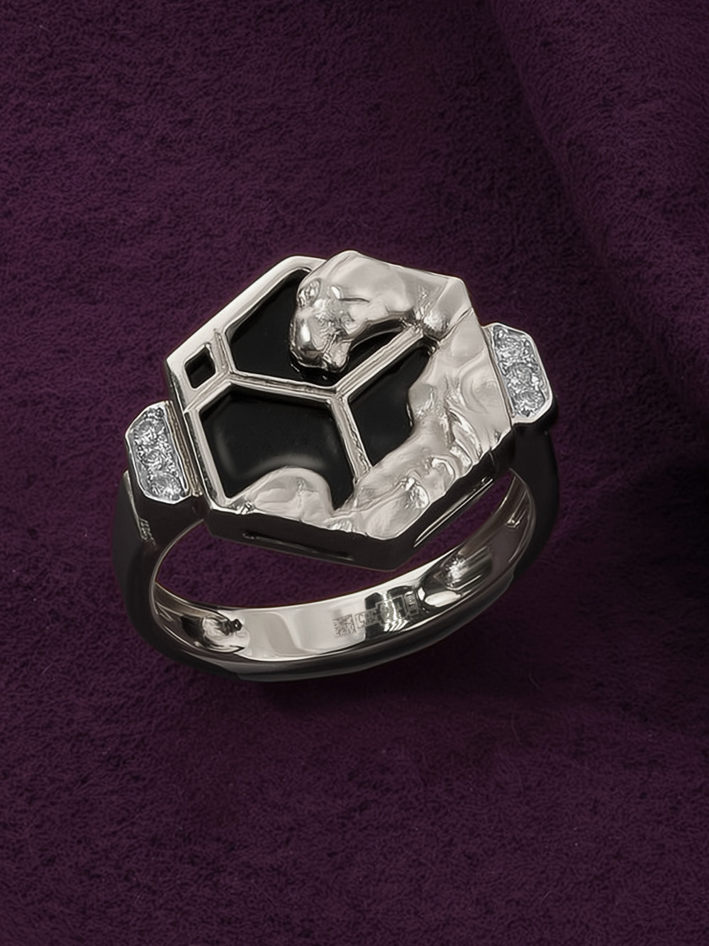 Кольцо из белого золота 585 пробы c бриллиантами и ониксом