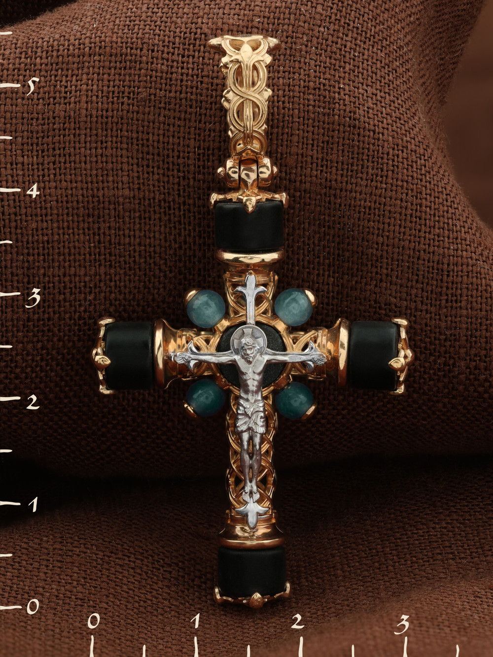 Крест из красного золота 585 пробы c ониксом и жадеитом