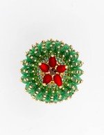 Кольцо из золота c гранатом, хризопразом, изумрудом и кораллом