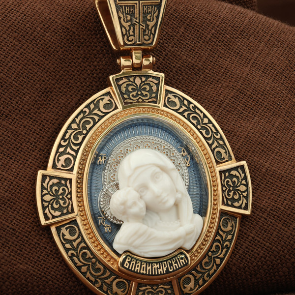 Нательная икона из красного золота 585 пробы c эмалью и бивнем мамонта