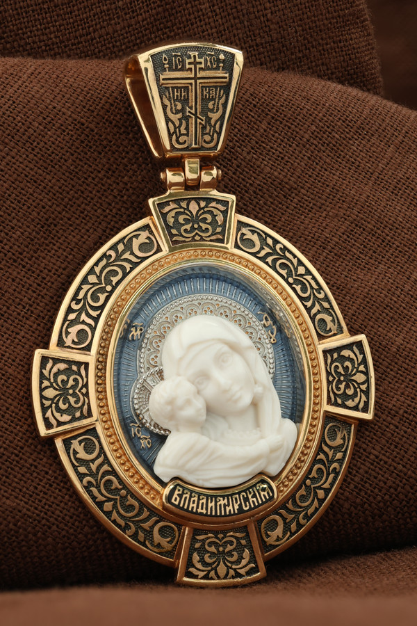 Нательная икона из красного золота 585 пробы c эмалью и бивнем мамонта