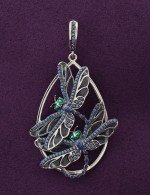 Подвеска из белого золота c сапфиром и эмалью