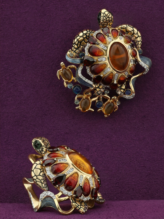 Брошь из лимонного золота 585 пробы c эмалью, фианитом, гранатом и янтарём