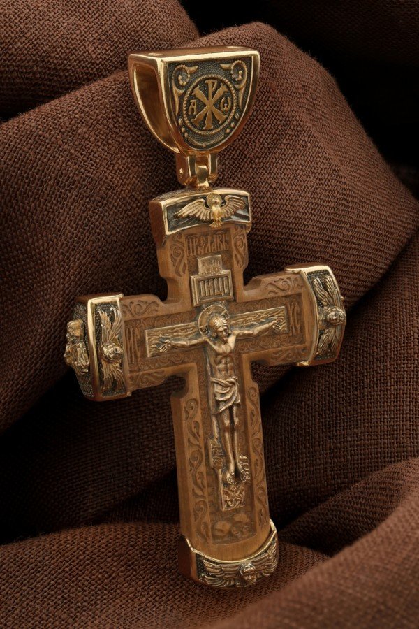 Крест из золота c деревом груши