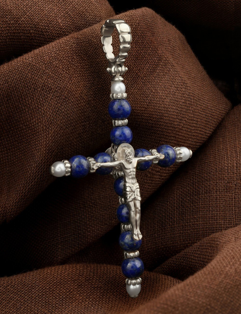 Крест из белого золота c жемчугом и лазуритом