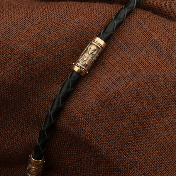 Браслет-шнурок из красного золота 585 пробы c кожаным шнурком