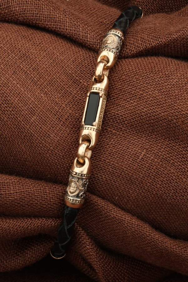 Браслет из белого золота c кожаным шнурком и ониксом