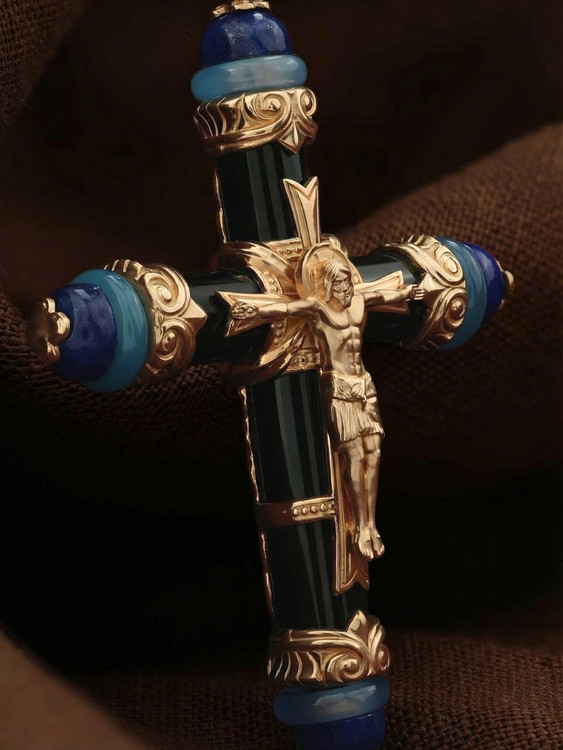 Крест из красного золота 585 пробы c ониксом, агатом и лазуритом