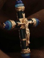 Крест из золота c ониксом, агатом и лазуритом