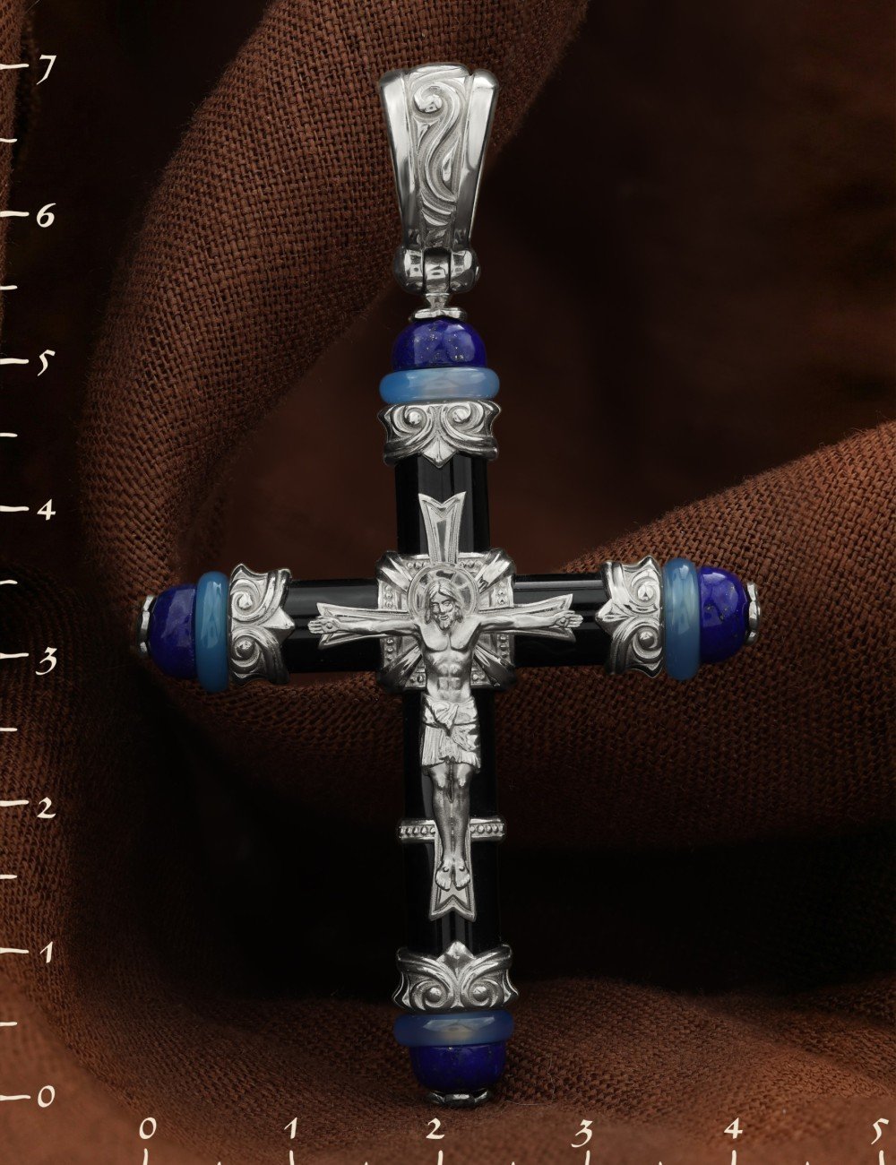 Крест из белого золота c ониксом, агатом и лазуритом