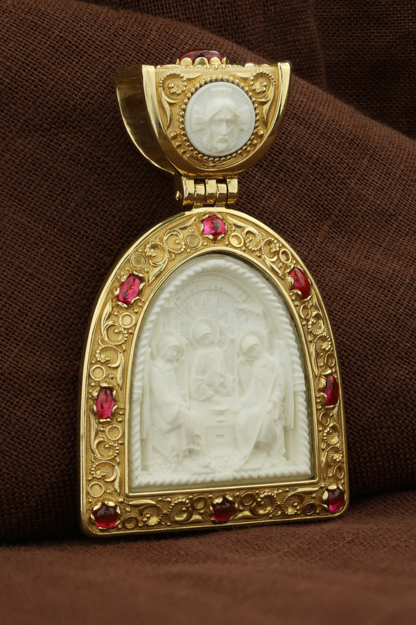 Нательная икона из лимонного золота 585 пробы c эмалью, рубином и бивнем мамонта