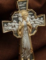 Крест из лимонного золота