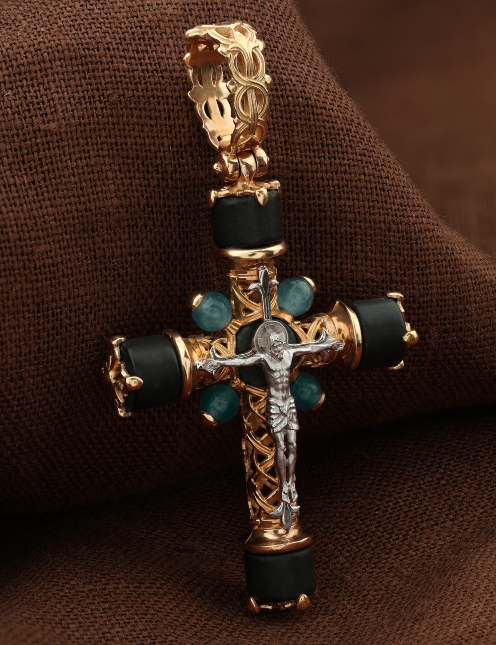 Крест из золота c ониксом и жадеитом