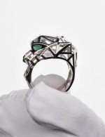 Кольцо из белого золота c изумрудом и ониксом