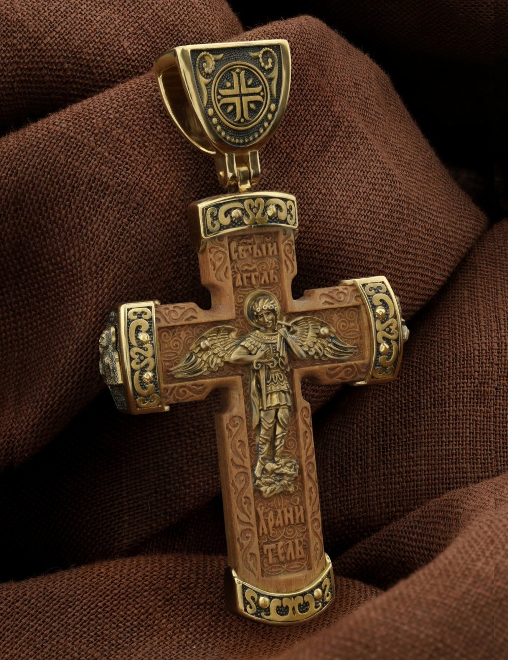 Крест из лимонного золота c деревом груши