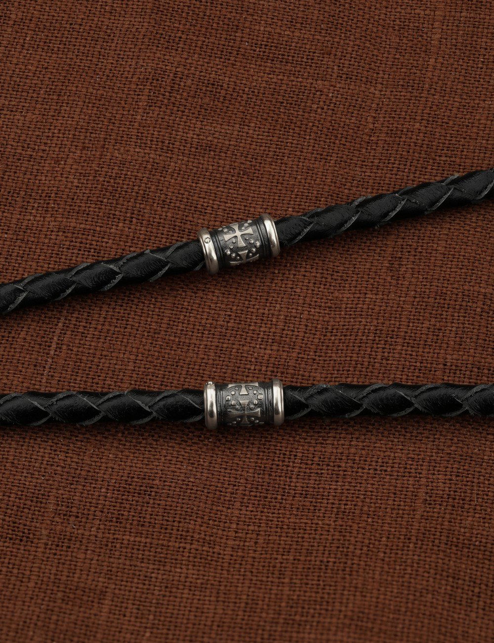 Гайтан из белого золота c кожаным шнурком