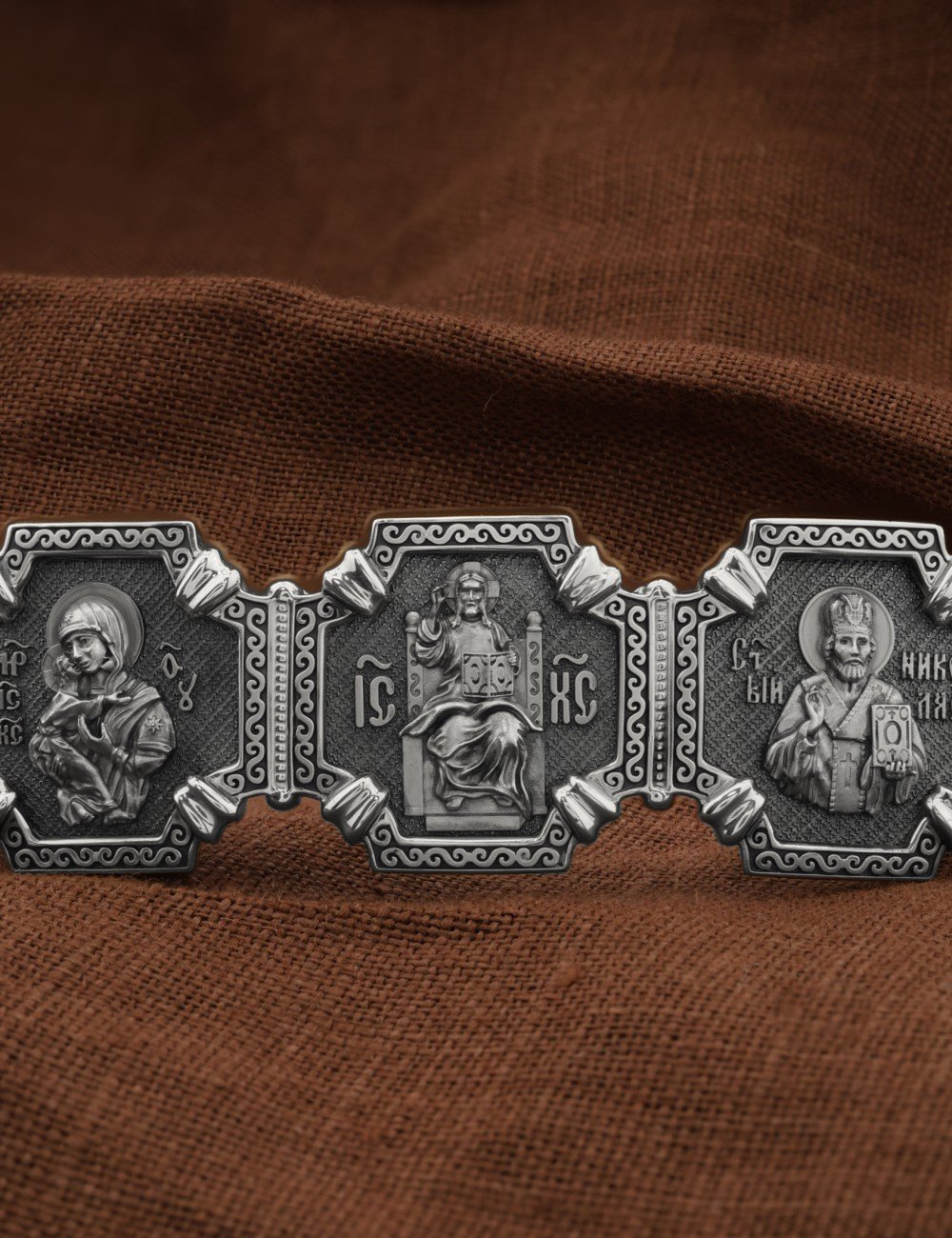 Браслет из белого золота c шнурком