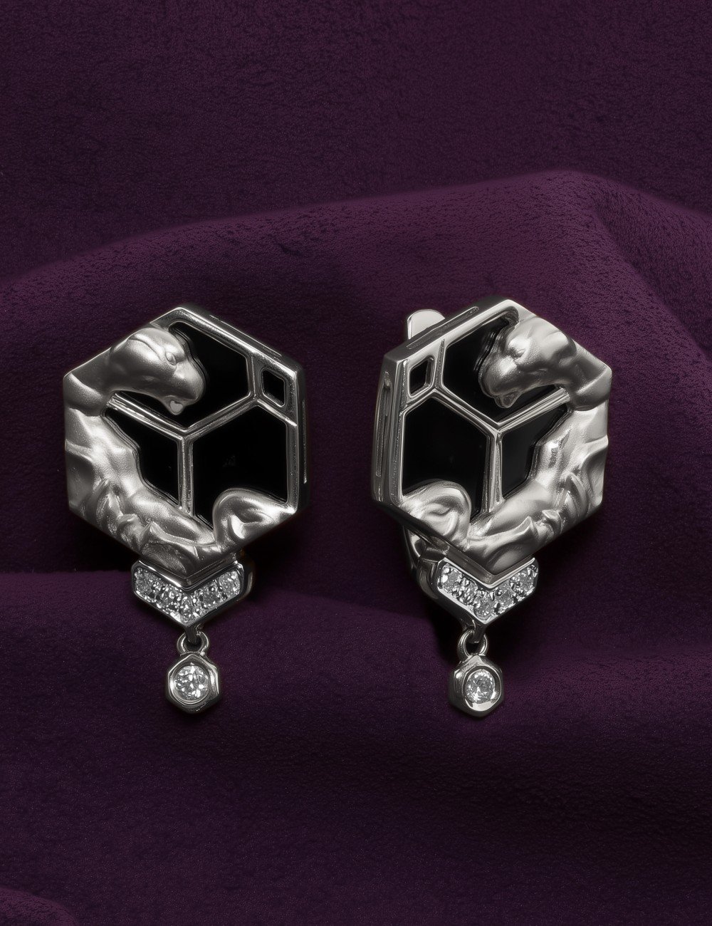 Серьги из белого золота c бриллиантами и ониксом