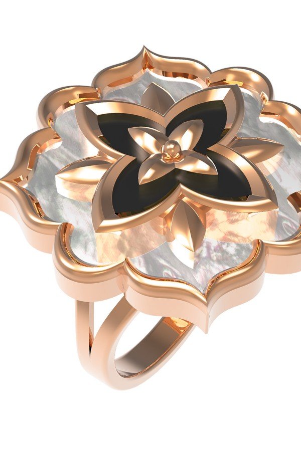 Кольцо из золота c ониксом и перламутром