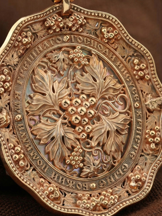 Нательная икона из красного золота 585 пробы c эмалью, жемчугом, кораллом и перламутром