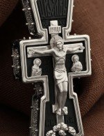 Крест из белого золота c эбеновым деревом