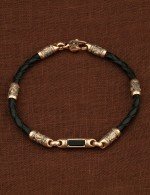 Браслет из золота c кожаным шнурком и ониксом