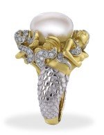 Кольцо из лимонного золота c бриллиантами и жемчугом