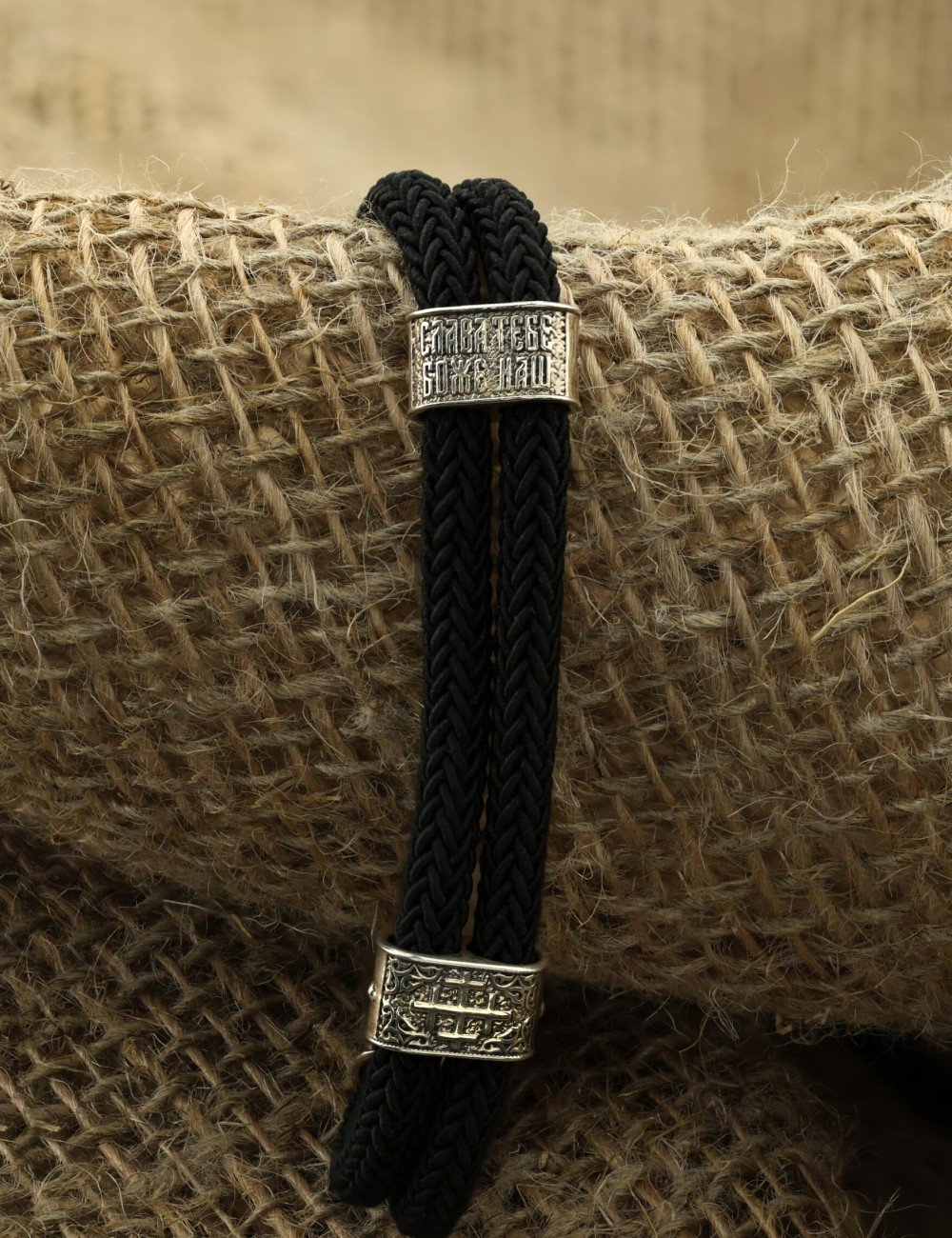 Браслет из серебра и золота c ониксом и шёлковым шнурком