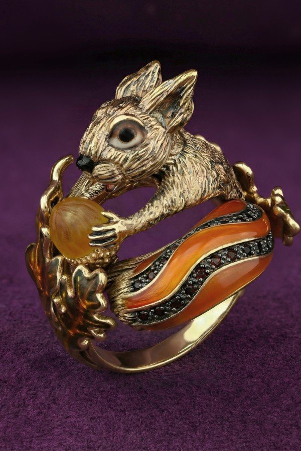 Кольцо из лимонного золота c эмалью, гранатом и янтарём