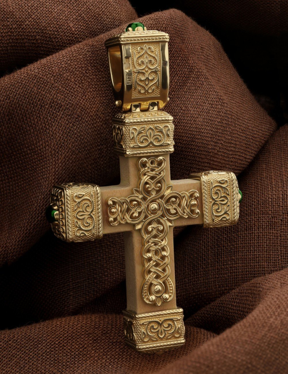 Крест из лимонного золота c эмалью, хризопразом и деревом груши