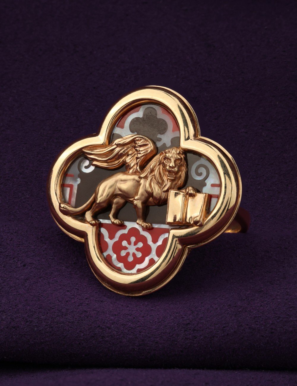 Кольцо из золота c эмалью и перламутром