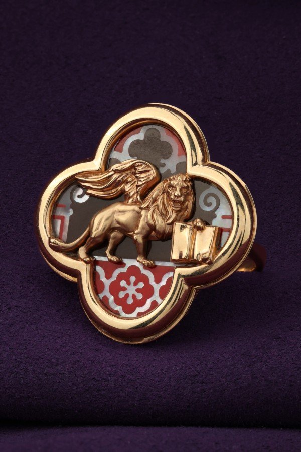 Кольцо из золота c эмалью и перламутром