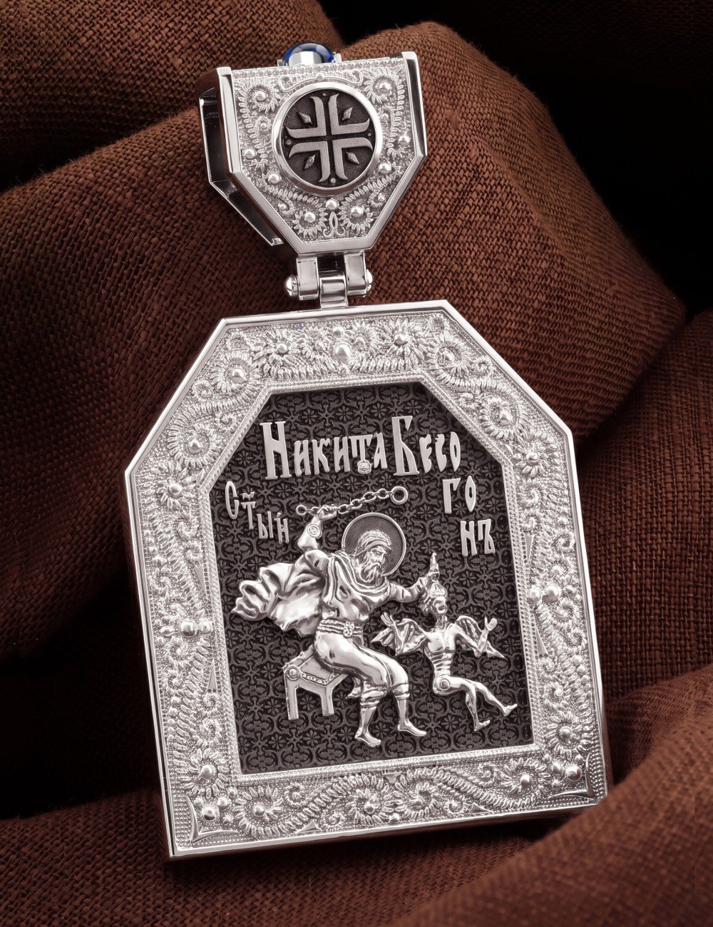 Образок из белого золота c эмалью и сапфиром