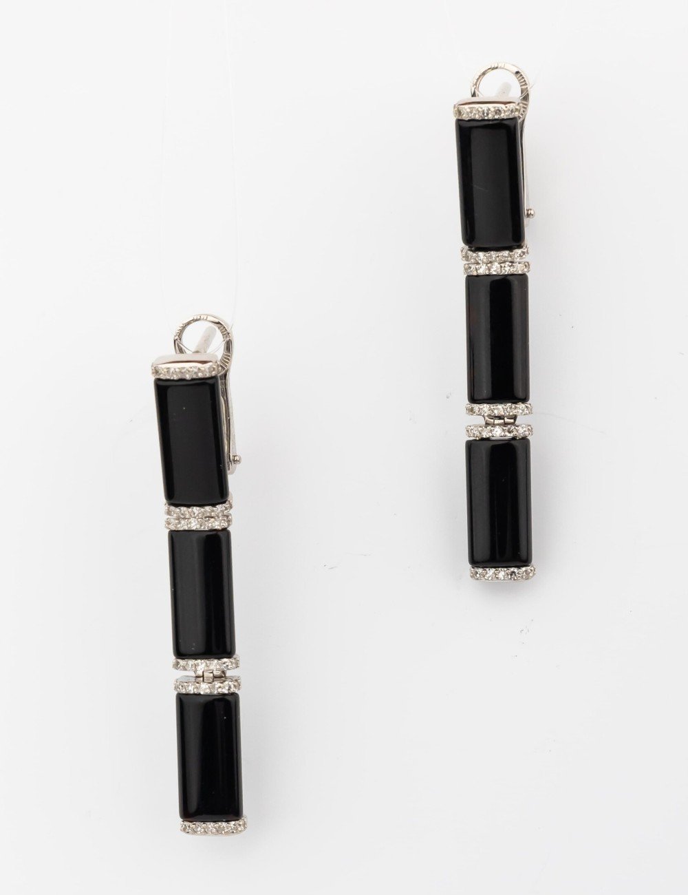 Серьги из белого золота c бриллиантами и ониксом