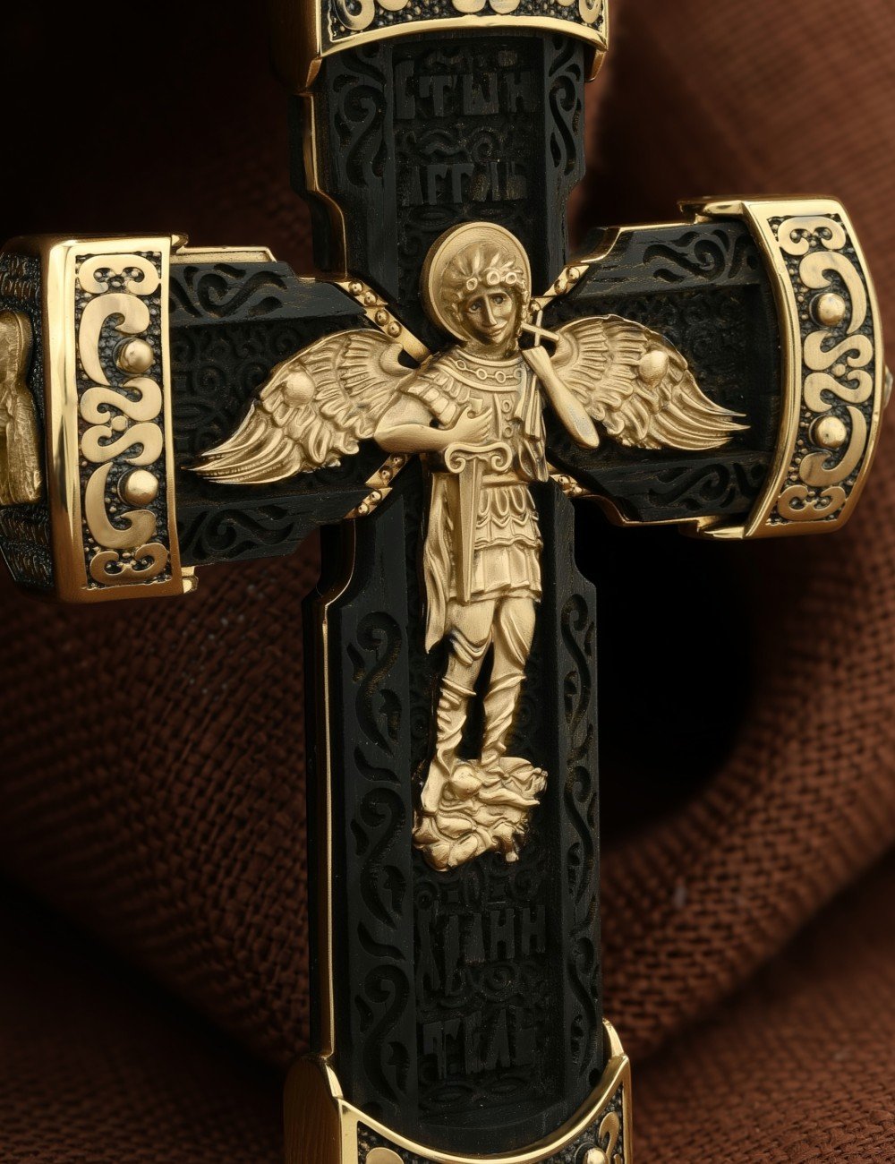 Крест из лимонного золота c эбеновым деревом