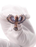 Брошь из золота c эмалью и фианитом