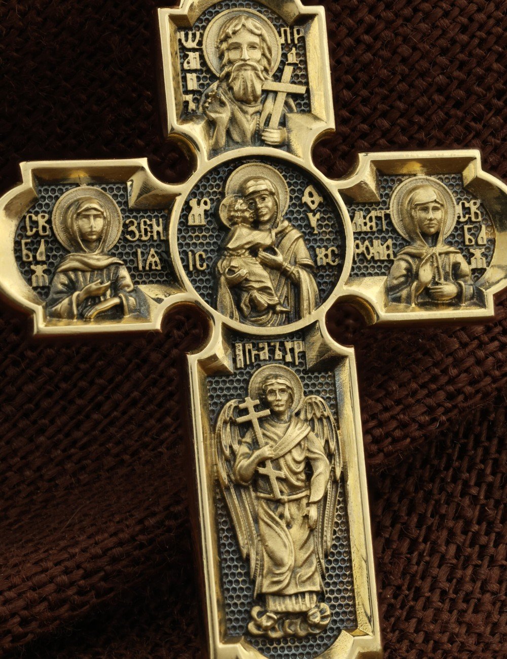 Крест из лимонного золота