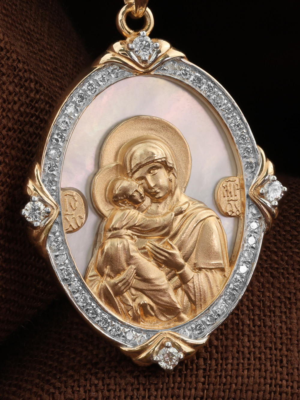 Нательная икона из красного золота 585 пробы c бриллиантами и перламутром
