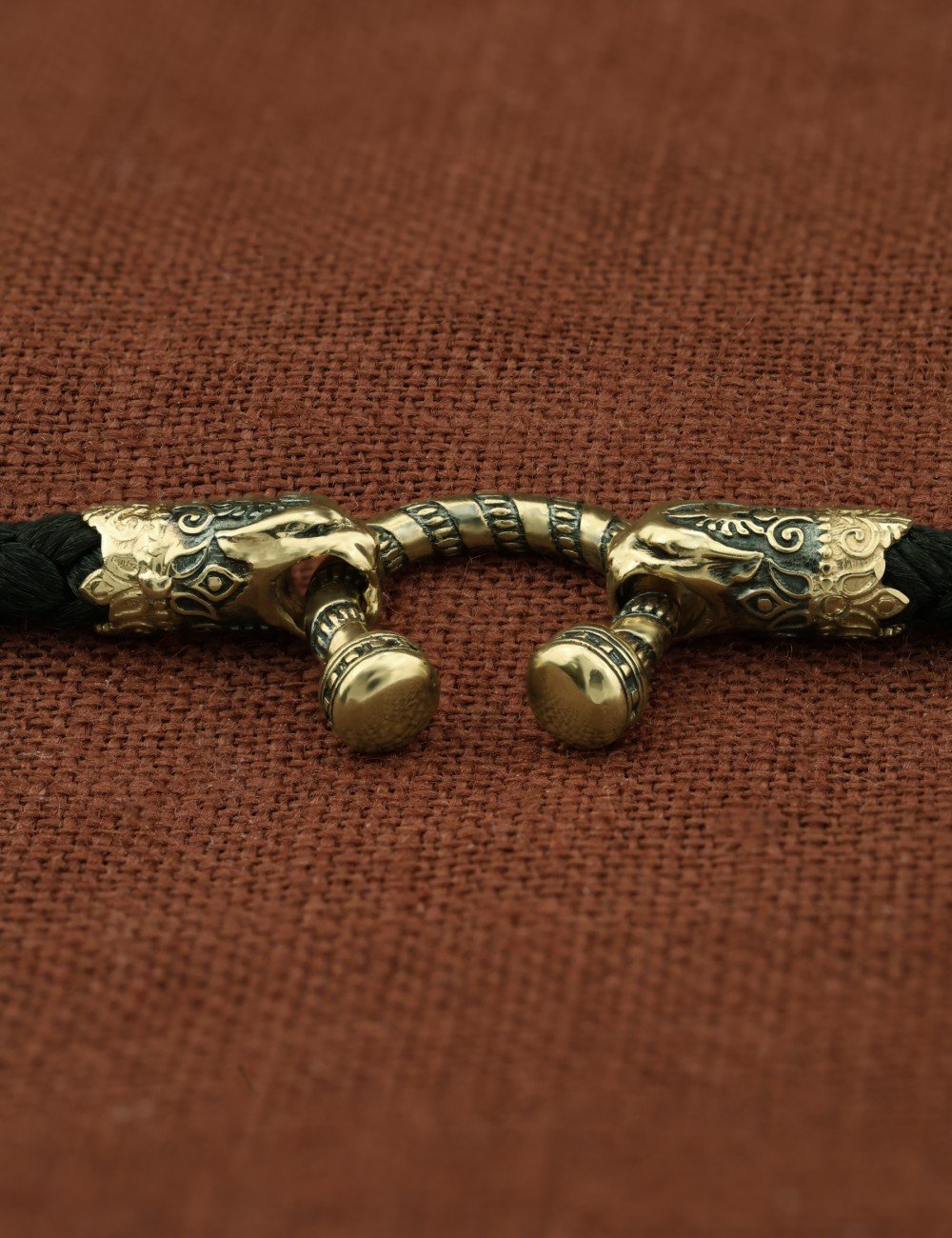 Шнурок шёлковый из зелёного золота c шёлковым шнурком