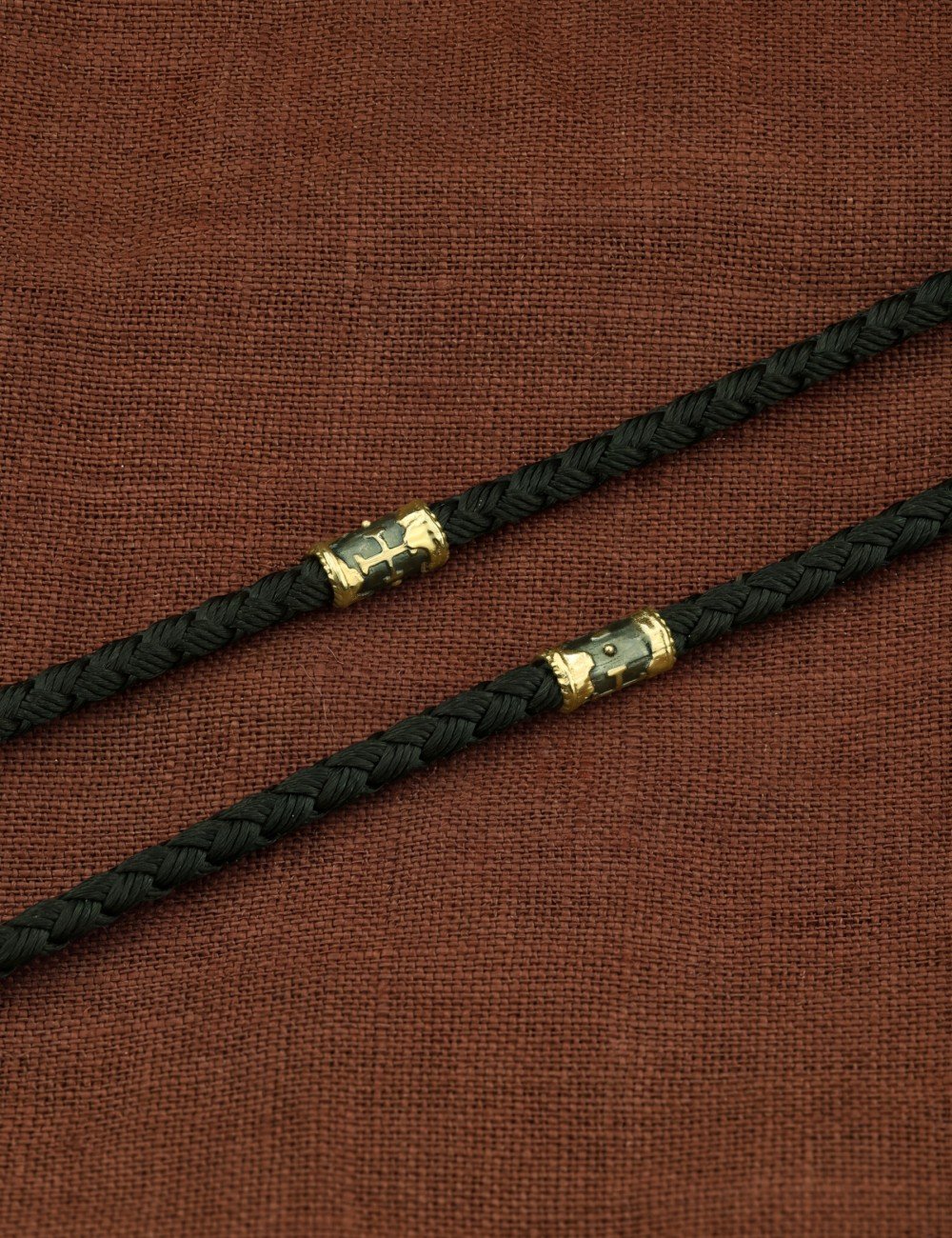 Шнурок шёлковый из зелёного золота c шёлковым шнурком