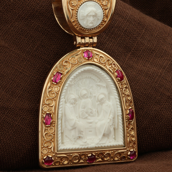 Нательная икона из красного золота 585 пробы c эмалью, рубином и бивнем мамонта