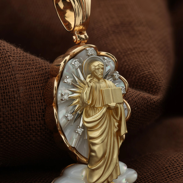 Нательная икона из красного золота 585 пробы c бриллиантами и перламутром