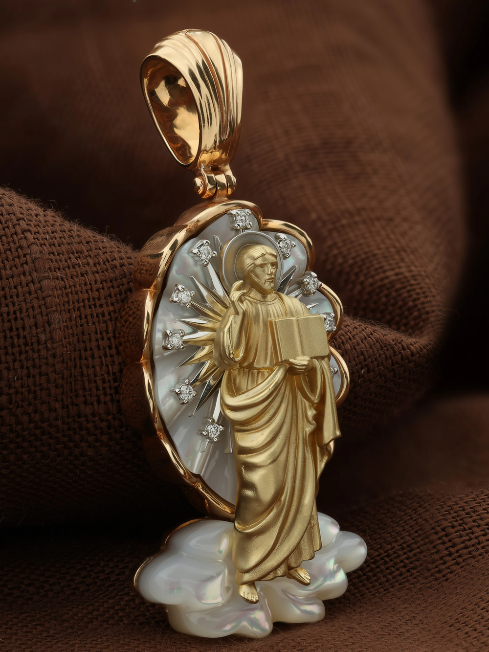 Нательная икона из красного золота 585 пробы c бриллиантами и перламутром