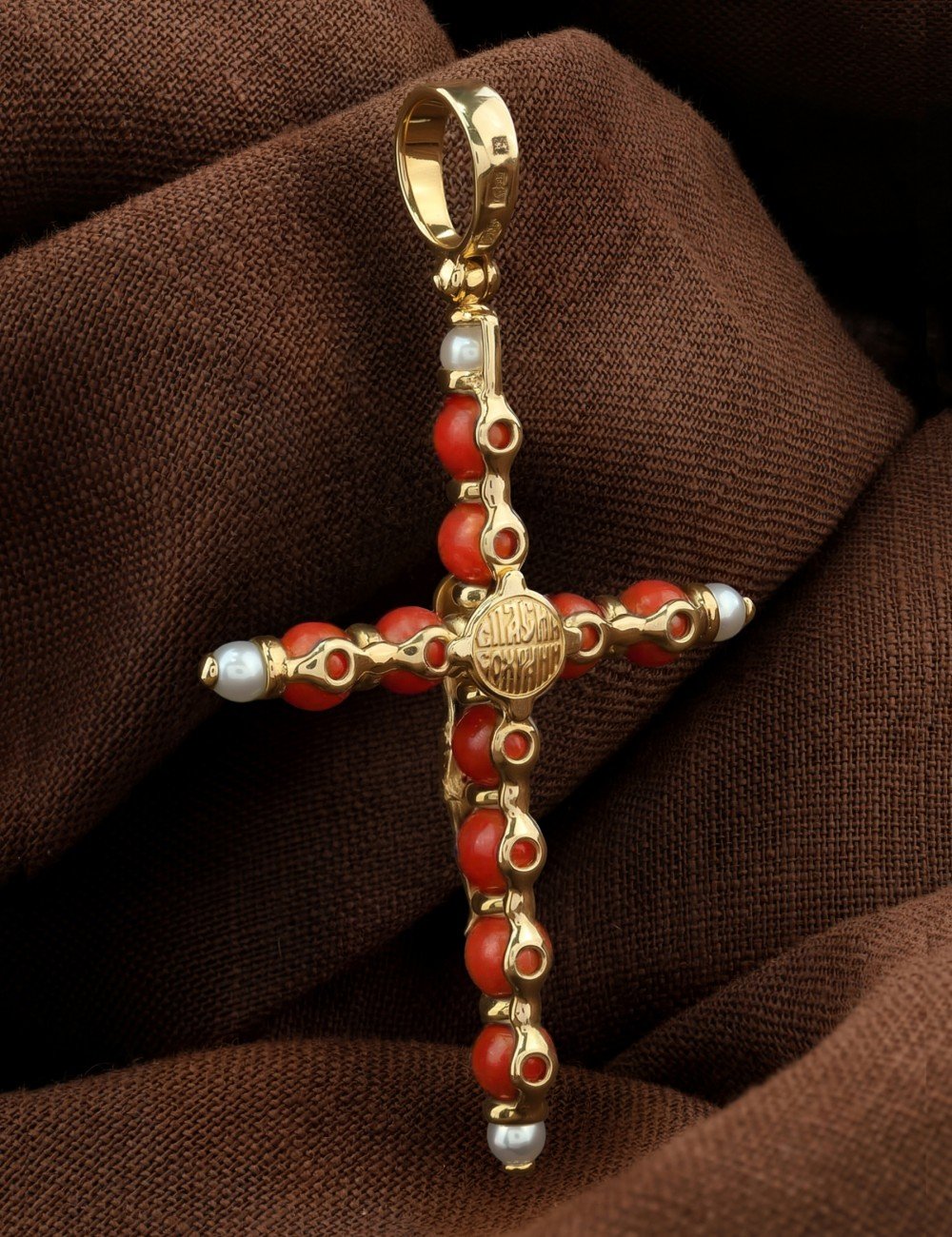 Крест из лимонного золота c жемчугом и кораллом