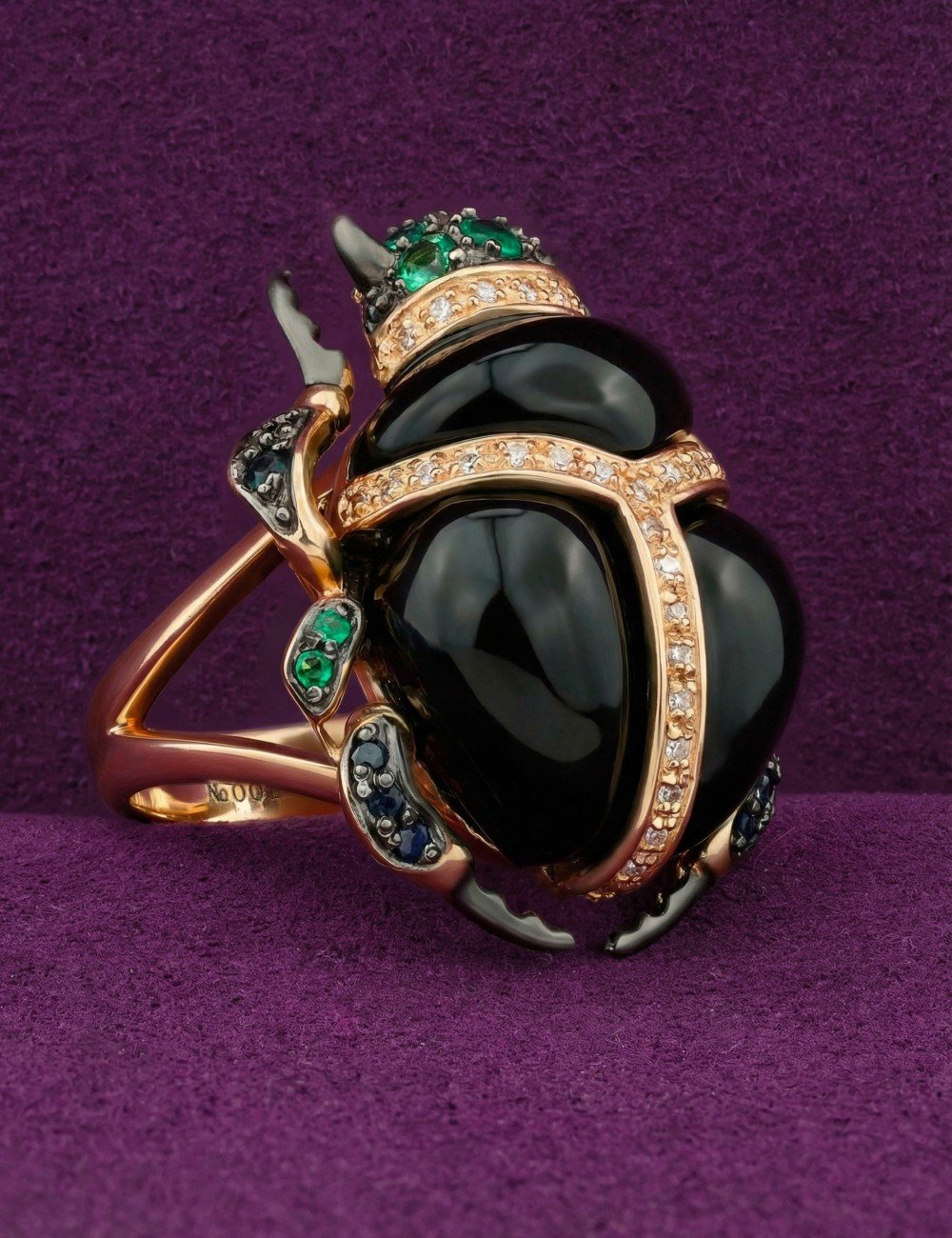 Кольцо из золота c бриллиантами, сапфиром, изумрудом и ониксом