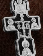 Крест из белого золота c ониксом