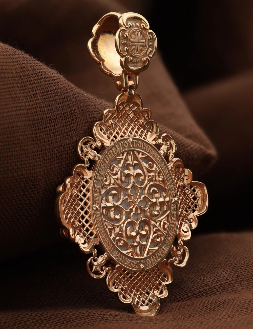 Образок из золота c эмалью и перламутром