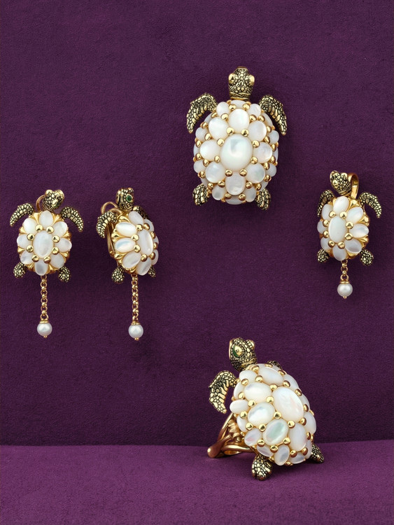 Кольцо из лимонного золота 585 пробы c эмалью и перламутром