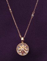 Колье из золота c бриллиантами, ониксом и перламутром